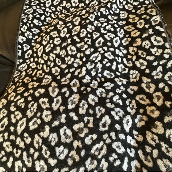 Steve Madden Leopard Oversized Reversible Blanket Scarf - Picture 3 of 6